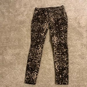 Jennifer Lopez animal print size 8 skinny pants. 98% cotton 2% spandex.